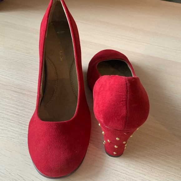 Aerosoles Red Wedges with gold detail - Picture 1 of 6